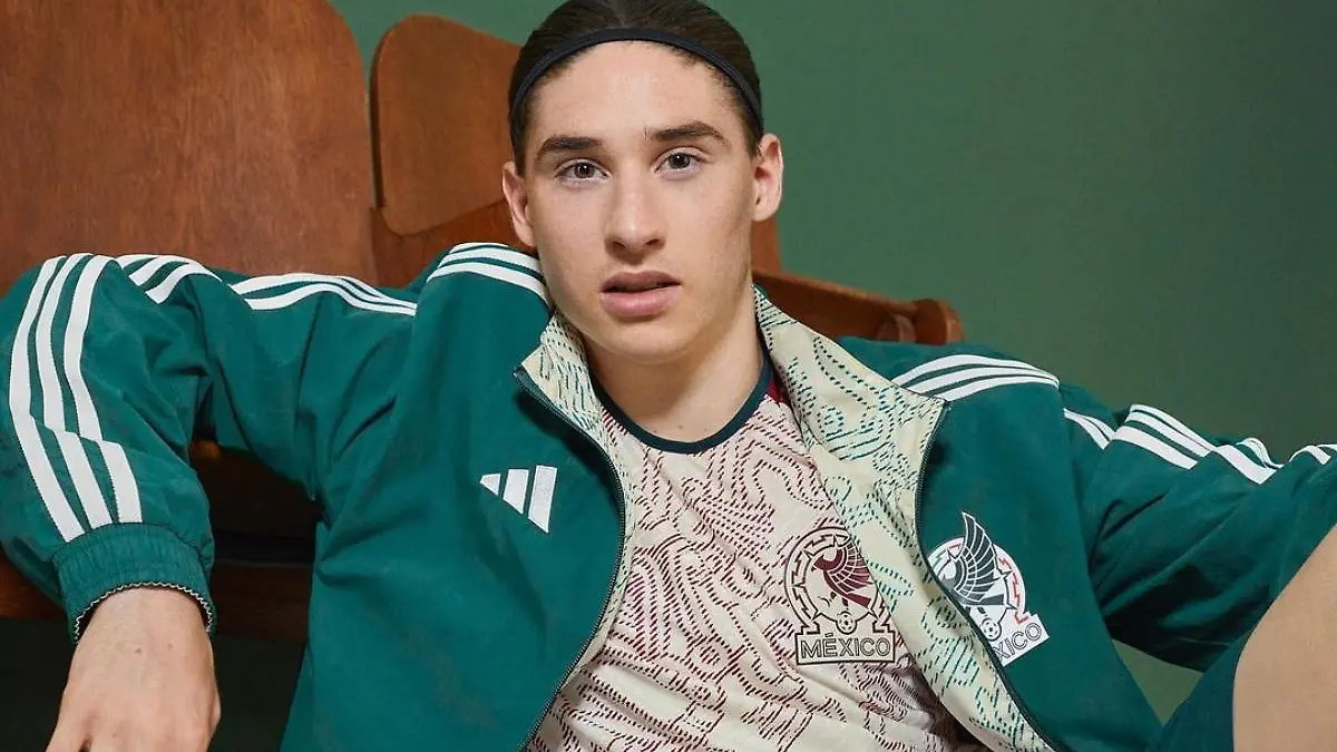 Marcelo Flores presumió la chamarra reversible del Tri