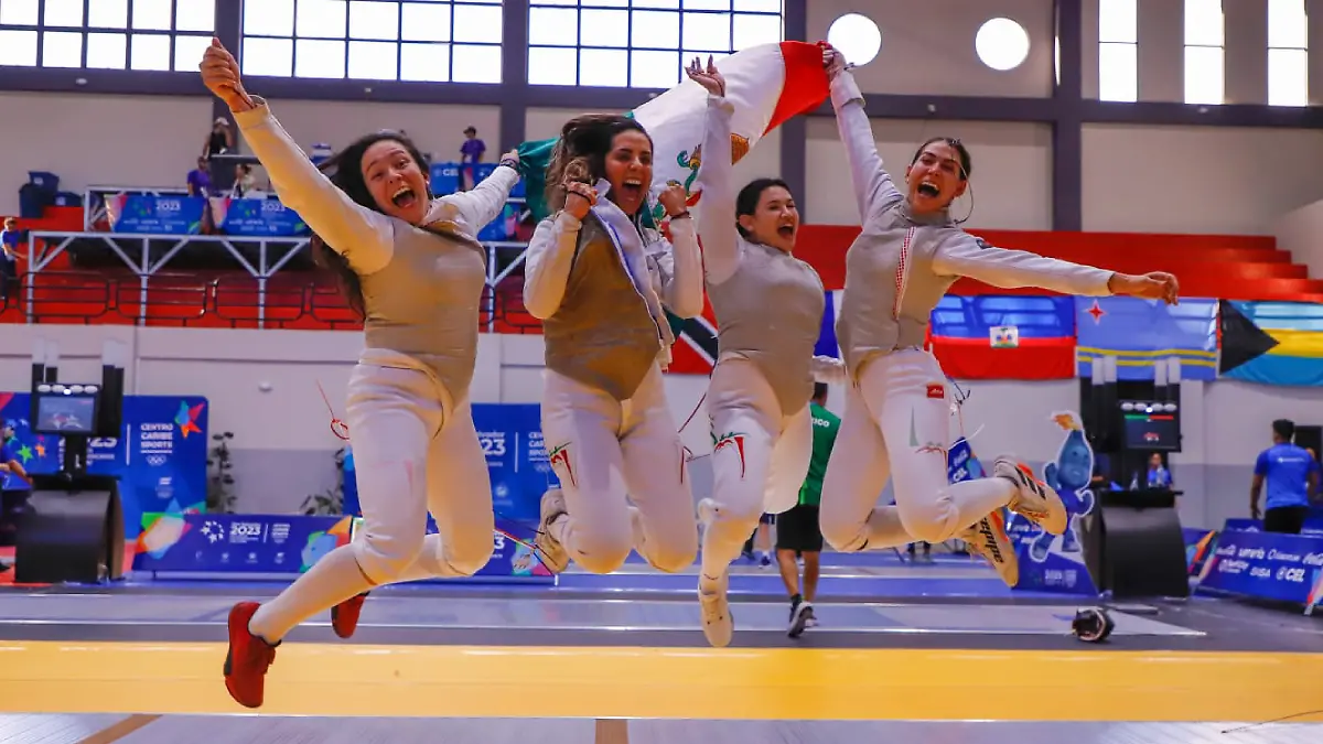 México ganó el oro en la prueba de esgrima por equipos. FOTO: LUIS GARDUÑO
