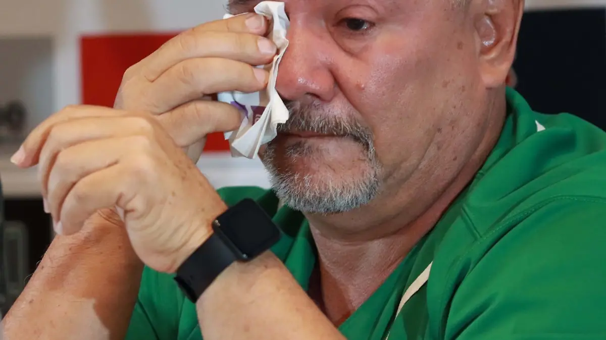 Enrique Reyes no pudo contener el llanto por el logro obtenido