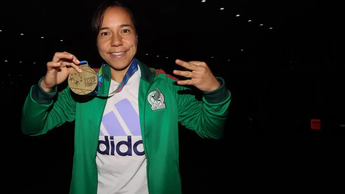Charlyn Corral encabezó el Tri femenil en su llegada tras el oro en Centroamericanos