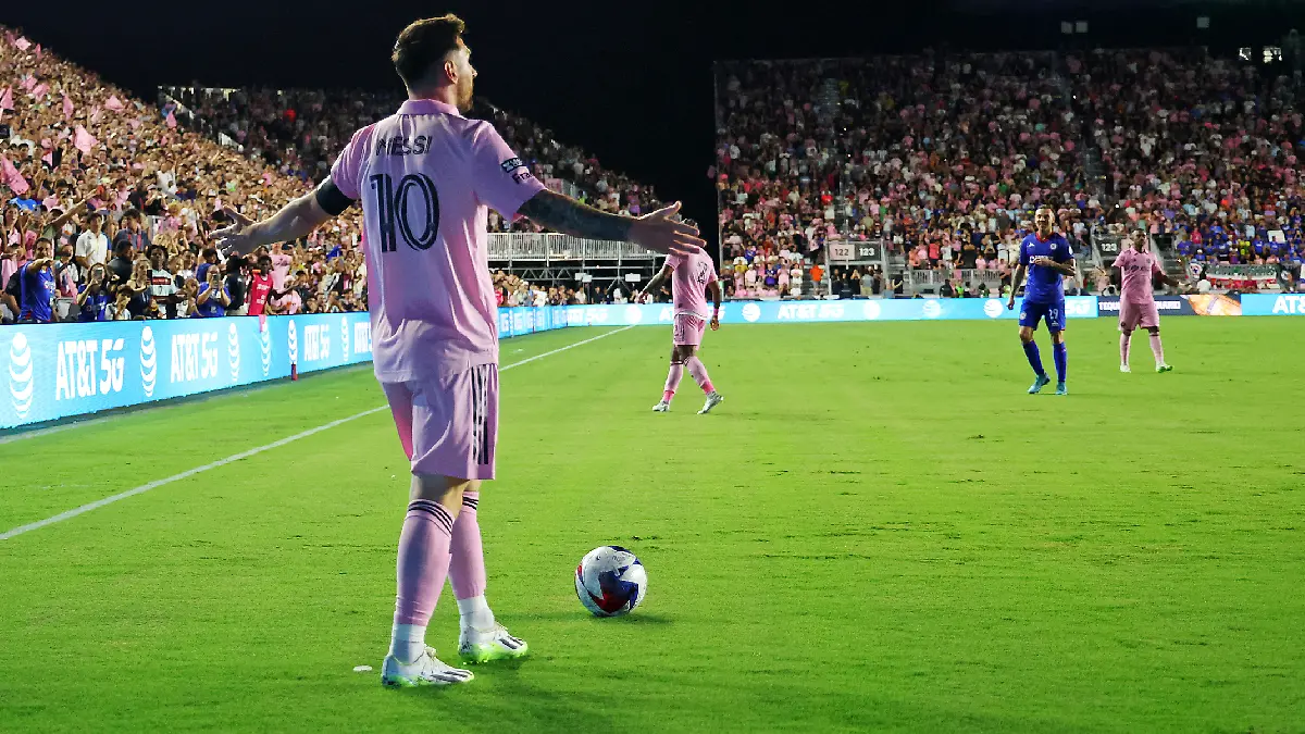 Messi le entregó a los aficionados del Inter Miami una noche inolvidable   Foto  AFP