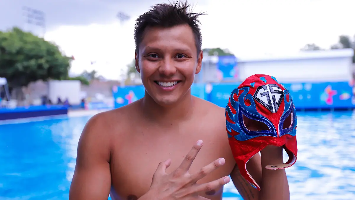 Germán Sánchez lleva su máscara de luchador a todas las competencias