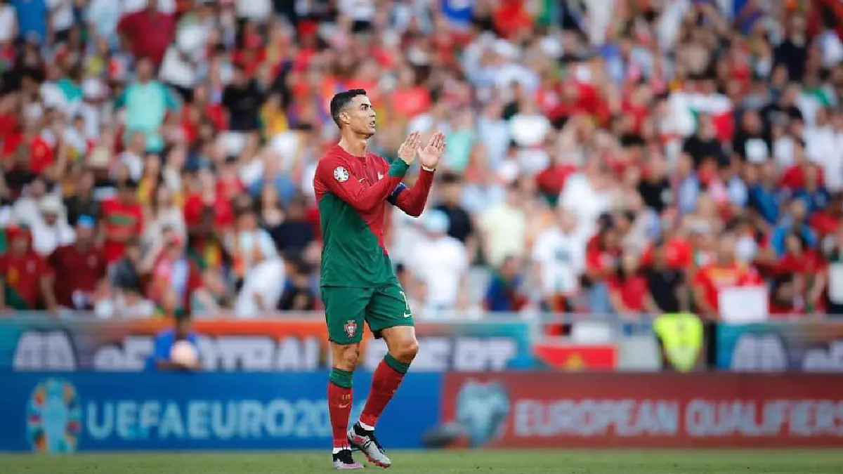 Cristiano Ronaldo cantando con la ayuda de la Inteligencia Artificial