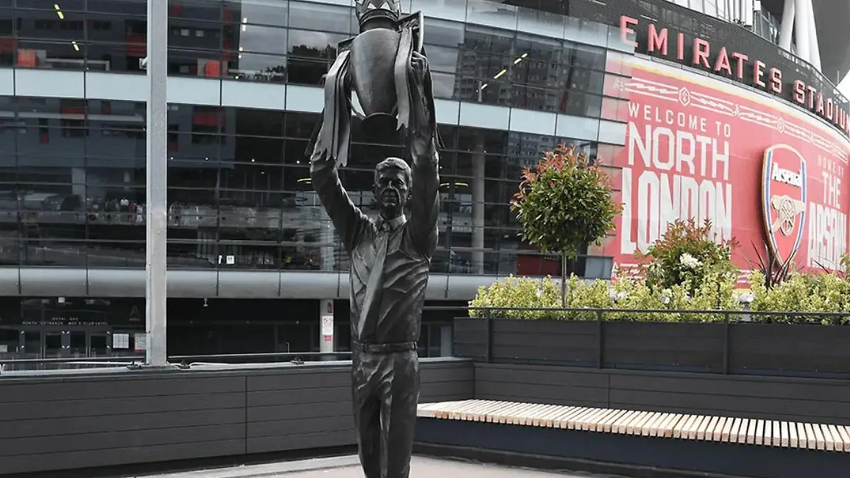 Arsenal reveló la estatua de Arsene Wenger afuera del Emirates Stadium. FOTO: Cortesía Arsenal