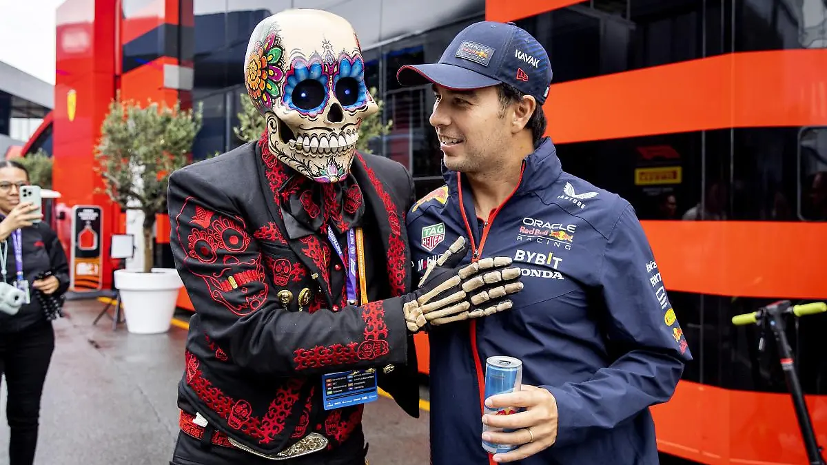 Checo Pérez todavía ve lejos su retiro de la F1. FOTO: AFP