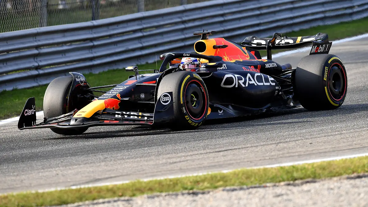 Max Verstappen logró una victoria histórica, logrando diez triunfos consecutivos Foto Reuters