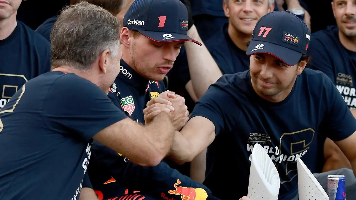 Checo Pérez recibió ánimos de Helmut Marko. FOTO: AFP