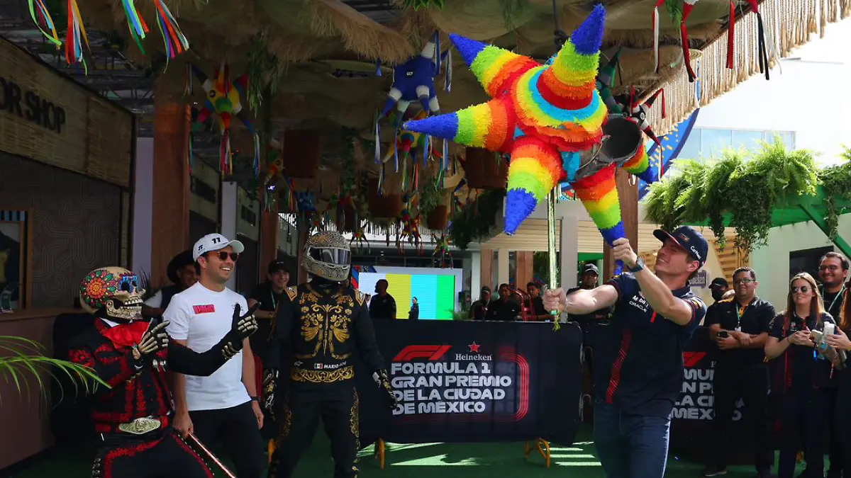 Verstappen quebró una piñata junto a Checo Pérez. FOTO: RAMÓN ROMERO
