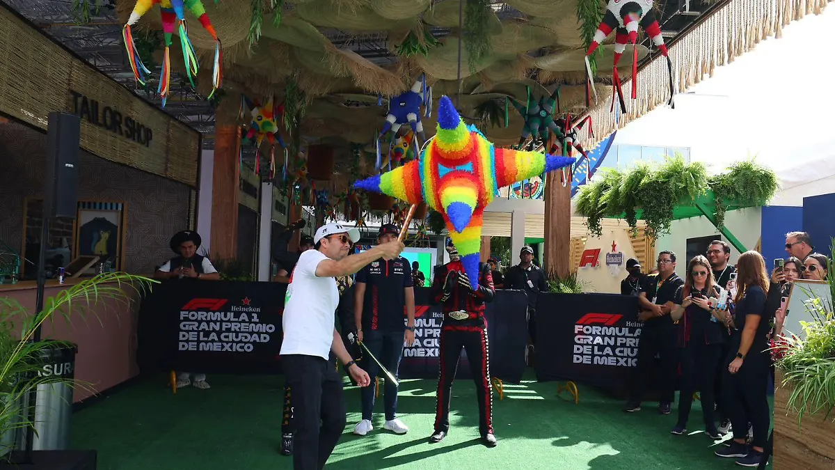Checo le pego duro a la pinata 