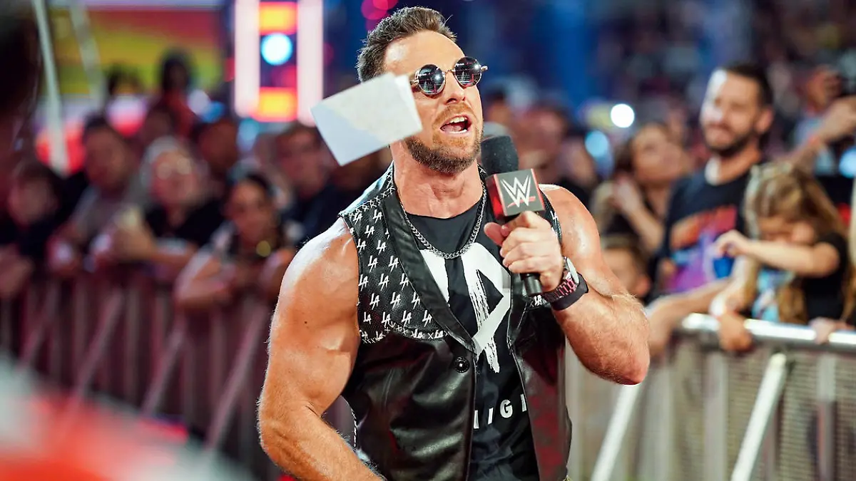 LA Knight humilló a Roman Reigns en su firma de contrato / Foto: Cortesía WWE