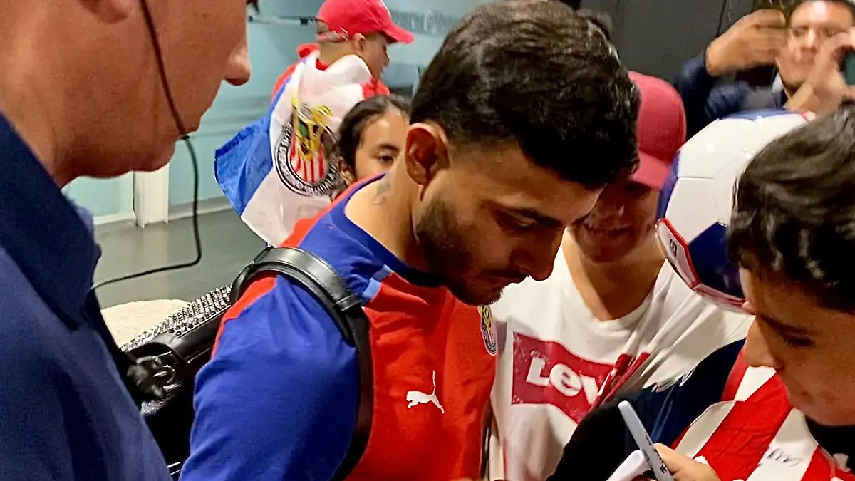 Vega firmó autógrafos en el aeropuerto / Foto: Mariana Acevedo