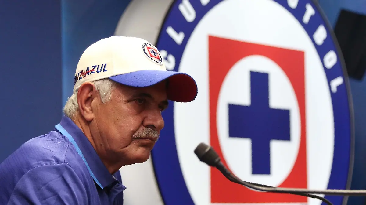 Tuca Ferretti fue presentado de manera oficial con el Cruz Azul | Foto: Erik Estrella