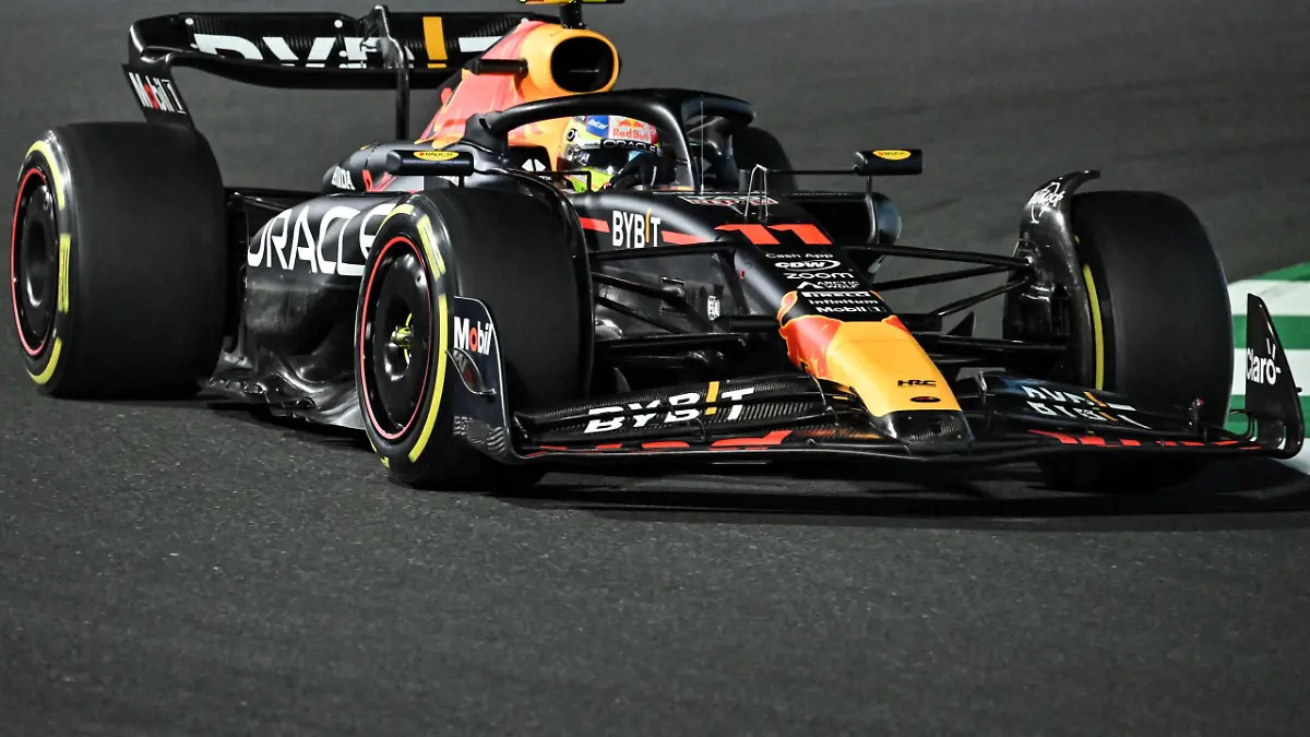¡Checo Pérez ganó el Gran Premio de Arabia Saudita! Quinta victoria en su carrera. | Foto: AFP
