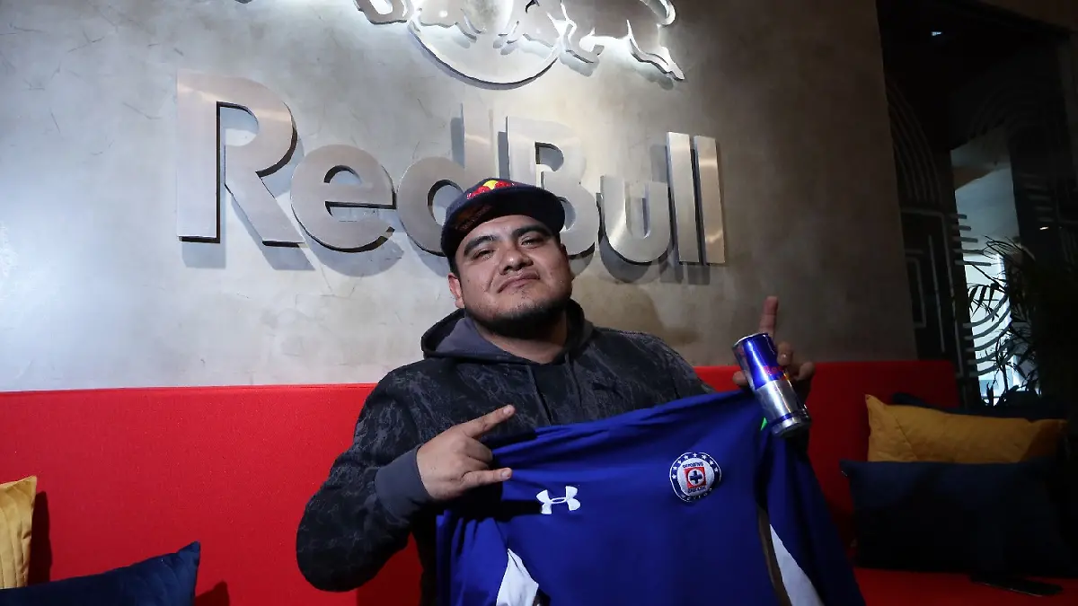Aczino es aficionado del Cruz Azul desde niño: FOTO: Oswaldo Figueoa | ESTO