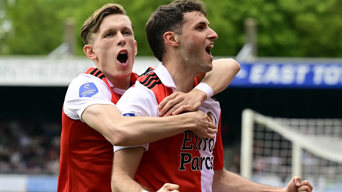 Santiago Gimenez marcó su gol 21 en Europa