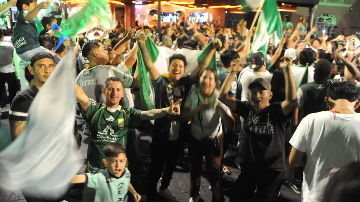 Afición del León festejando. | Foto: Ricardo Sánchez | El Sol de León