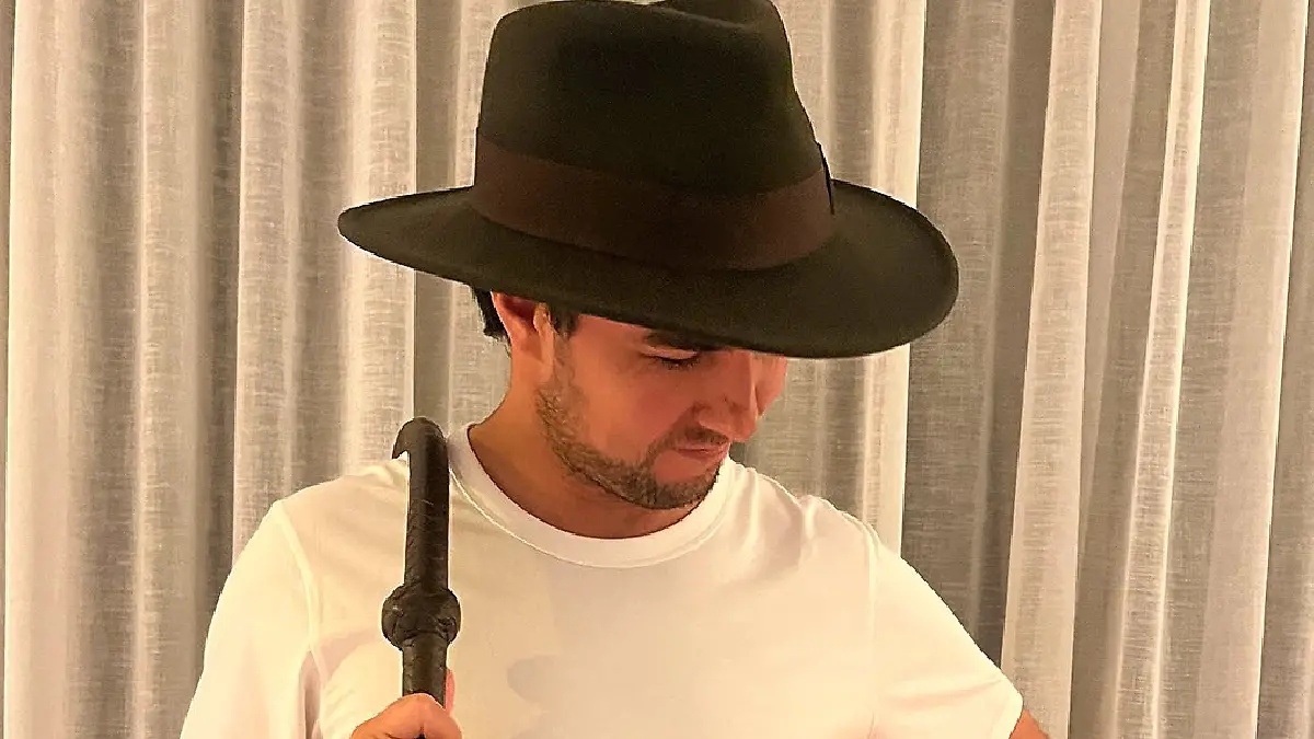 Checo Pérez se vistió a lo Indiana Jones /  Foto: @SChecoPerez