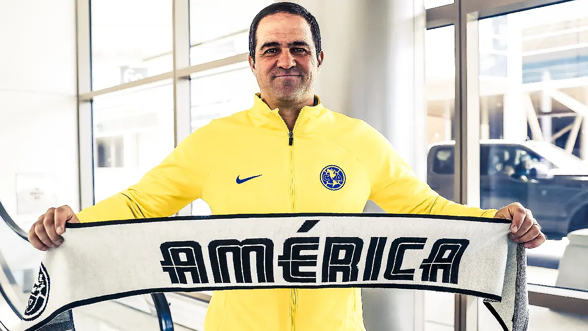 André Jardine recibió la chamarra azulcrema / Foto: @ClubAmerica