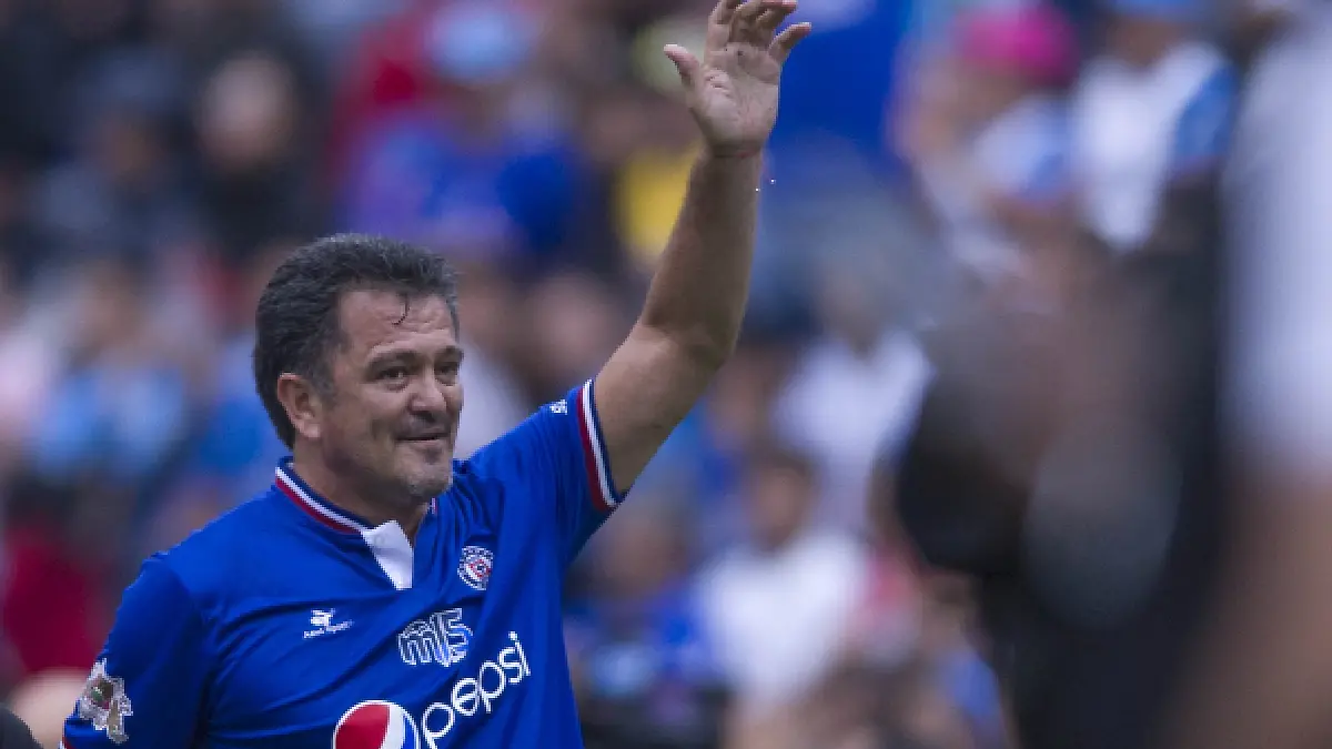 Carlos Hermosillo en un partido amistoso