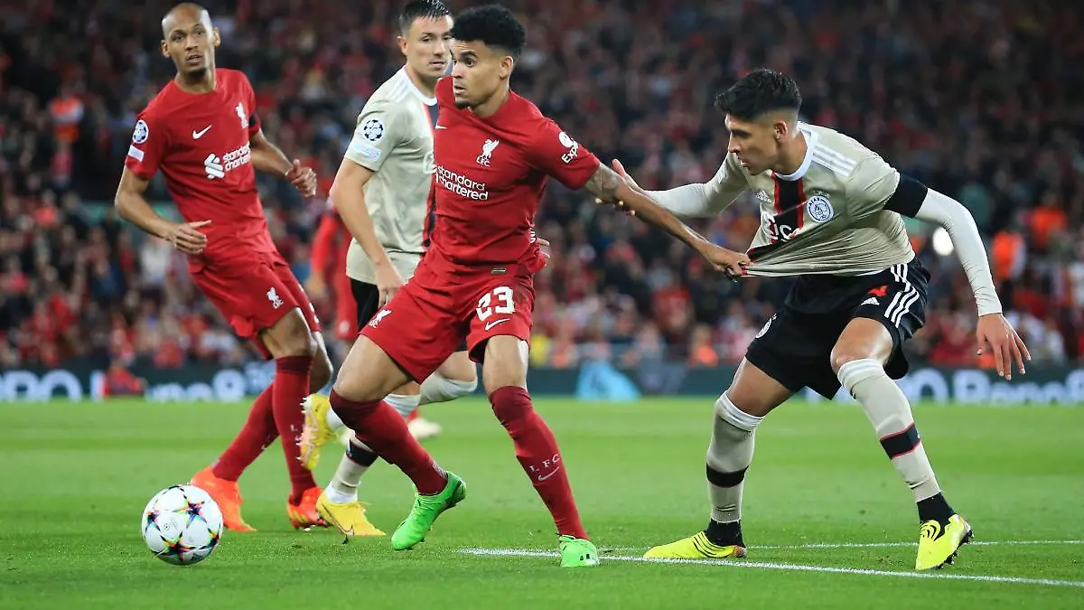 Edson Álvarez jugó todo el partido en Anfield. FOTO: AFP