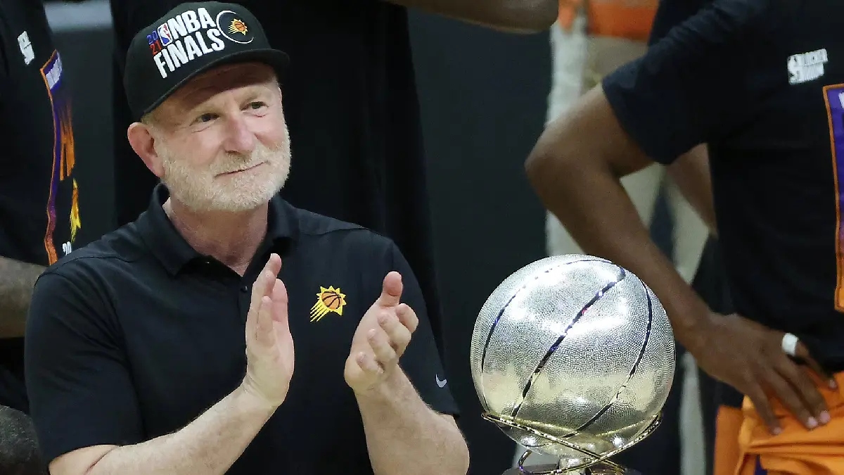 Robert Sarver posando con el trofeo