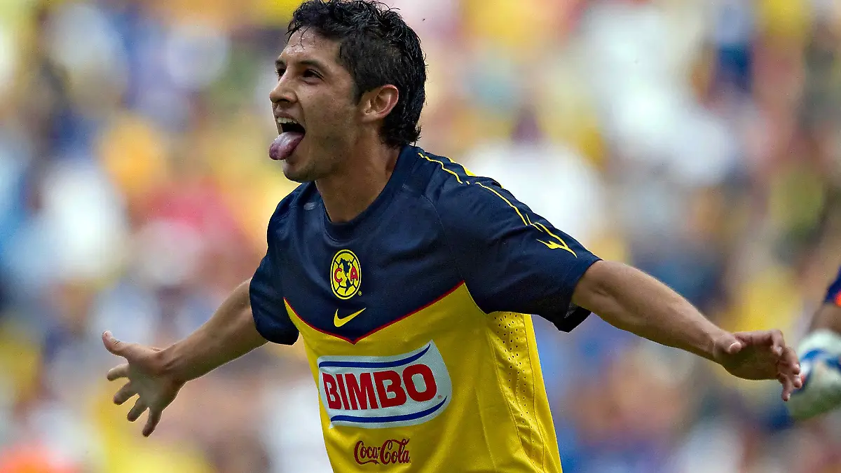 Reyna festeja un gol con la casaca de América
