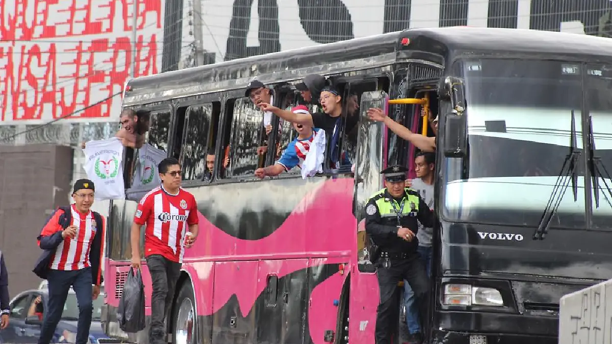 Llegaron los aficionados de Chivas al estadio. Foto: Julio César Martínez