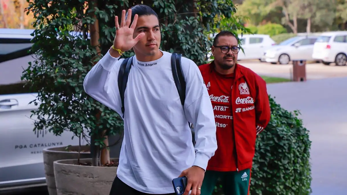 ¡Ya llegó el Guti! Erick Gutiérrez se unió al Tri en Girona para enfrentarse a Suecia. | Foto: Luis Garduño ESTO