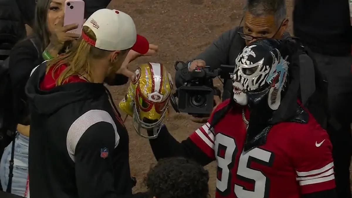 ¡De la NFL al ring! George Kittle recibió máscara especial de Pentagón Jr. | Foto: Captura