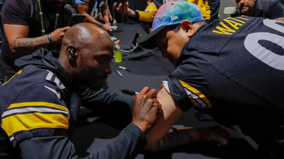 ¡Amor a los Steelers! Fan mexicano se tatuará la firma de Santonio Holmes y James Farrior. | Foto: Luis Garduño ESTO