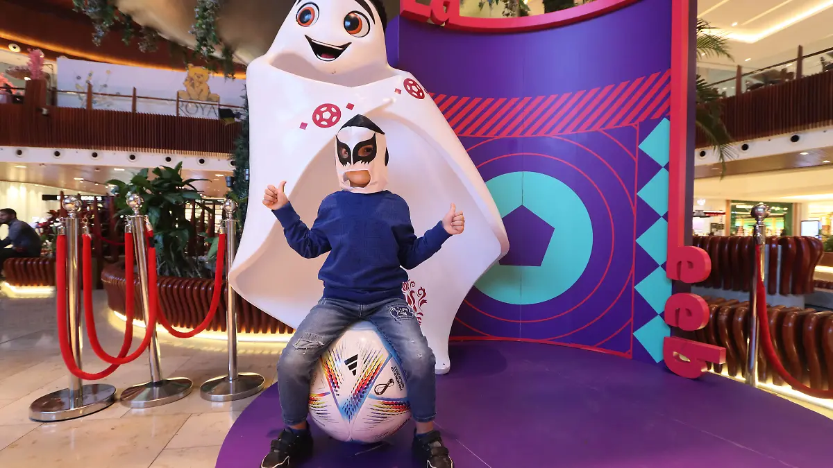 ESTO regaló máscaras de lucha libre a los aficionados en Qatar