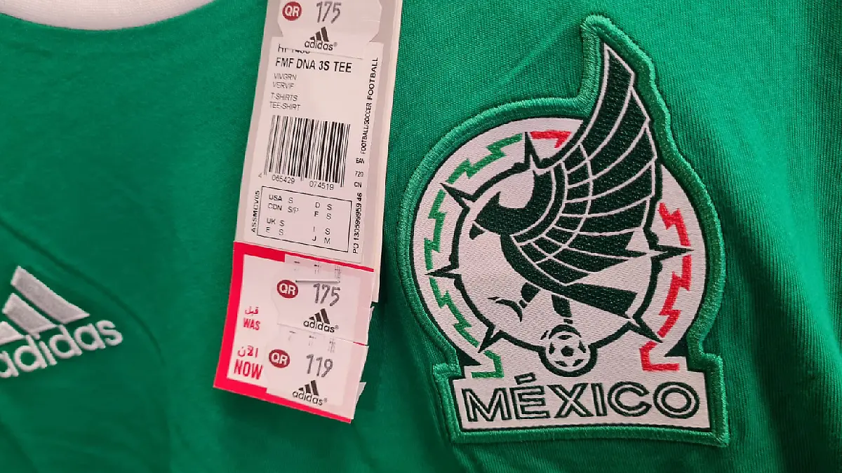 La playera del tricolor bajo su precio. Foto: Javier Juárez