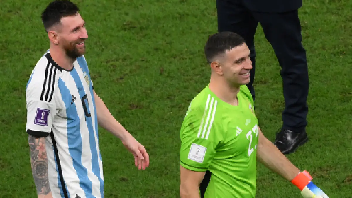 Dibu Martinez y Lionel Messi han sido vitales para llevar a Argentina a la Final de Qatar 2022 | Foto: AFP