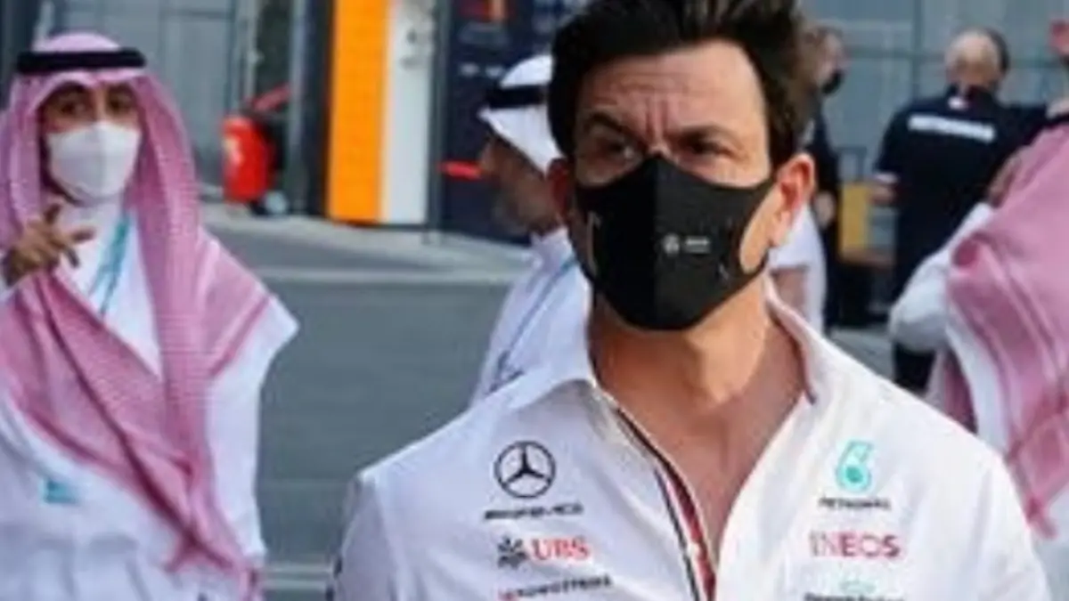 Mercedes pierde patrocinio de marca de audífonos ¡Toto Wolff destruyó unos en Arabia Saudita!