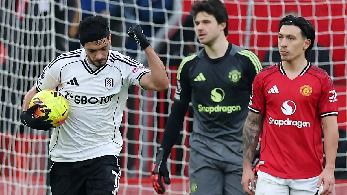 Raúl Jiménez mete gol en el Manchester United vs Fulham (1)