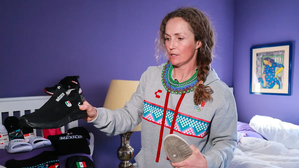 Sarah recibió a ESTO en su casa para mostrarnos sus uniformes 