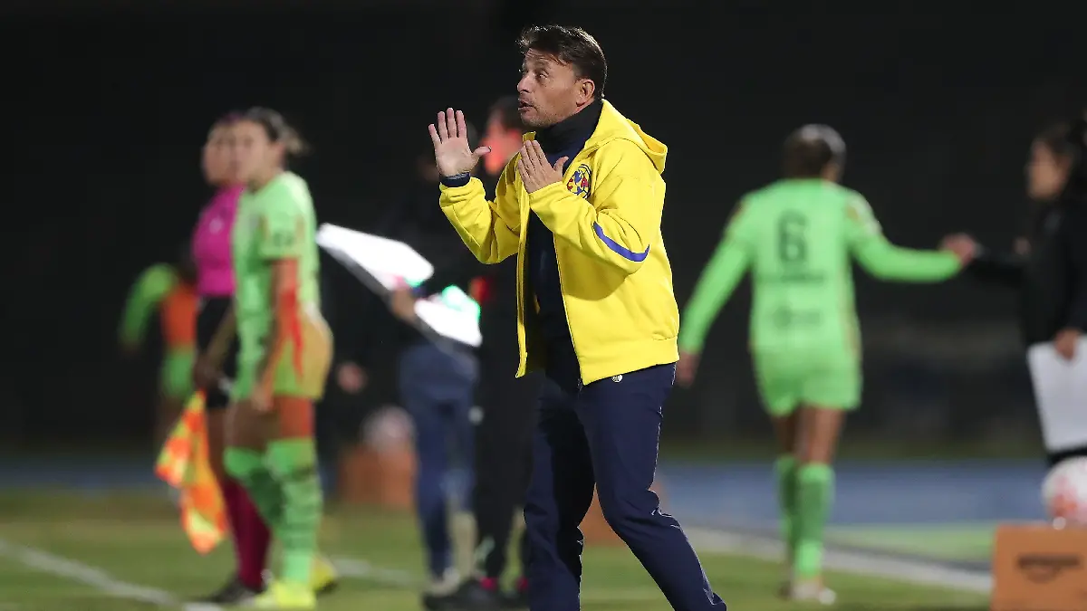 Ángel Villacampa molesto tras empate de América Femenil