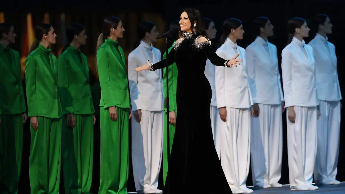 Laura Pausini cantó el himno en la inauguración de Milano Cortina