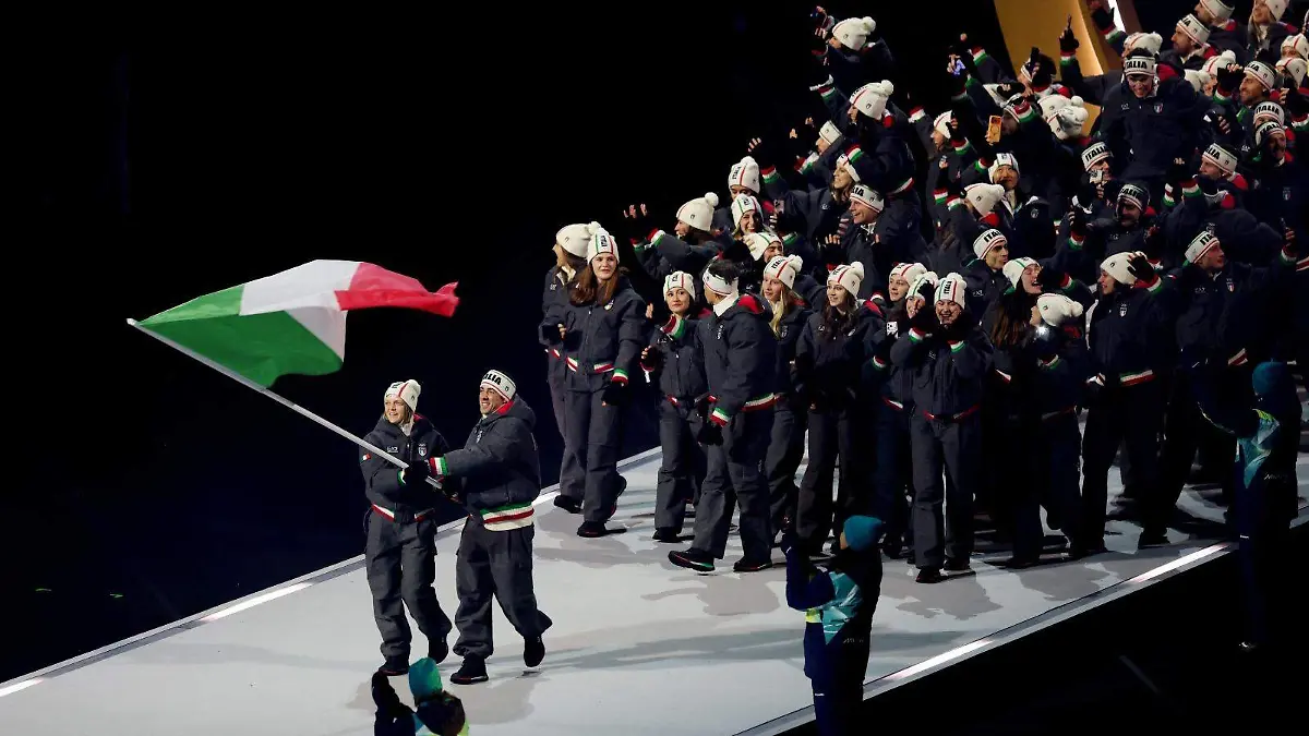 Italia desfiló con uniforme Armani