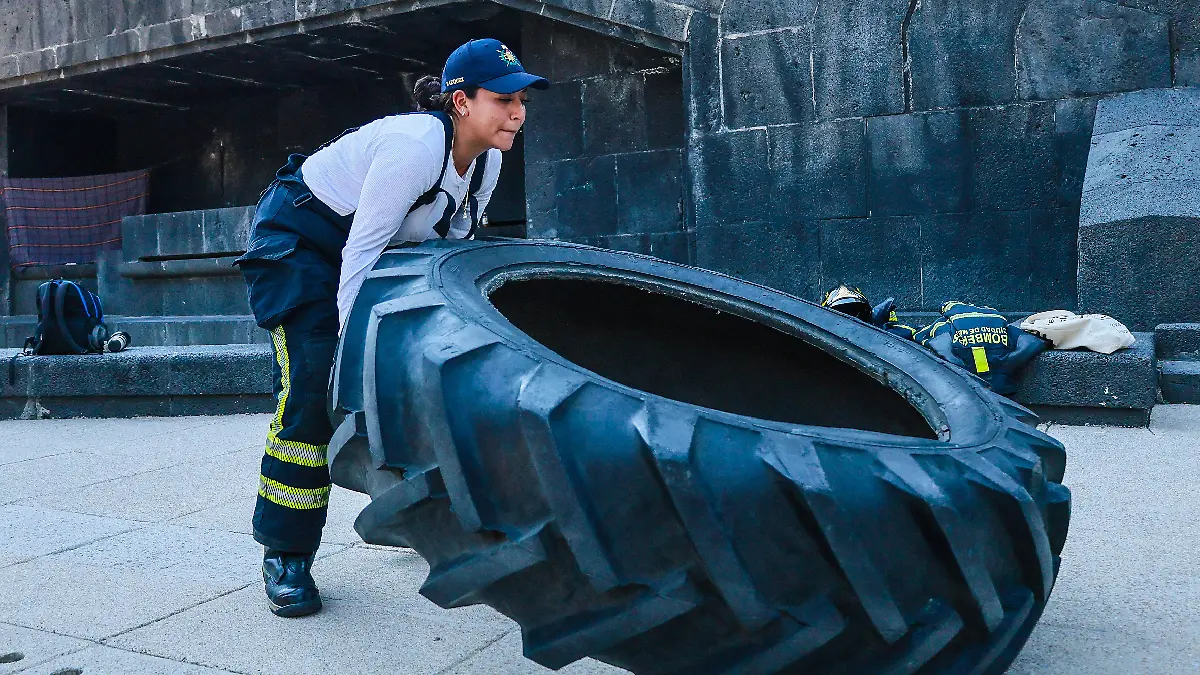 Entrenamiento de la bombera Viridiana
