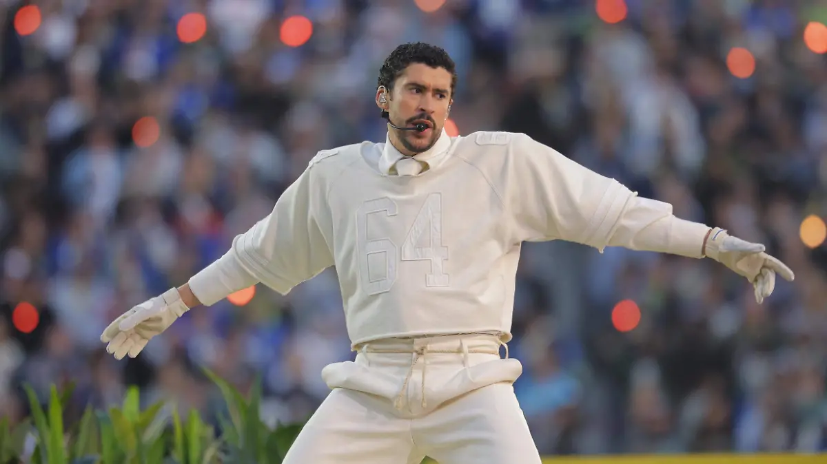 2026-02-09T012635Z_440751887_UP1EM2904097T_RTRMADP_3_FOOTBALL-NFL-SUPERBOWL-HALFTIME