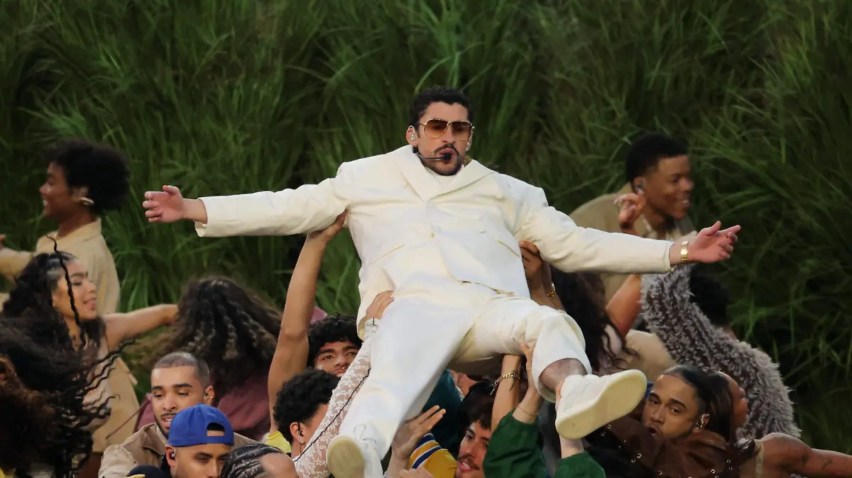 2026-02-09T013334Z_35531675_UP1EM2904BX8E_RTRMADP_3_FOOTBALL-NFL-SUPERBOWL-HALFTIME