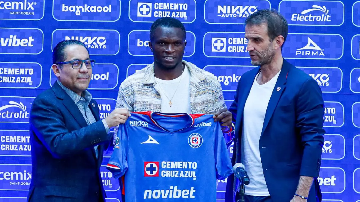 Christian Ebere es presentado con Cruz Azul