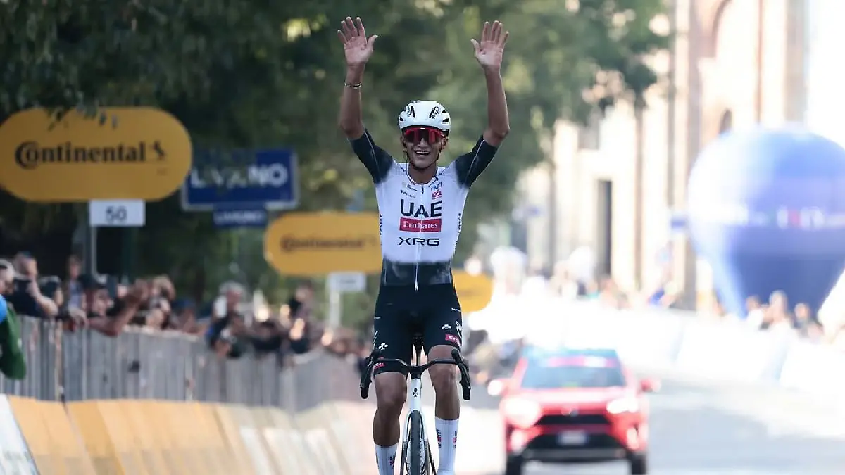 Aficionados apoyan a Isaac del Toro en el UAE Tour