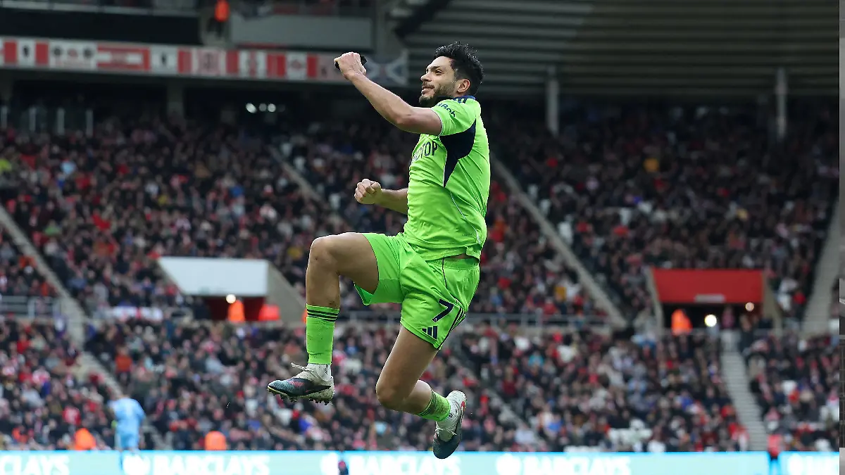 Raúl Jiménez marca doblete