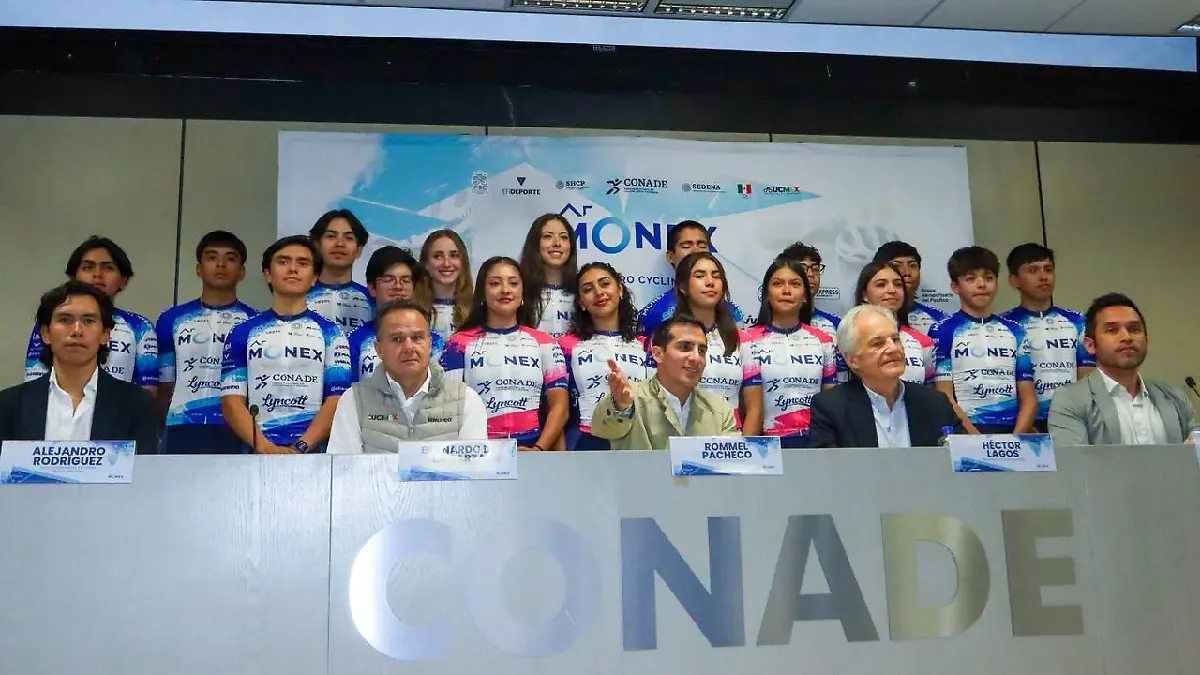 Rommel Pacheco motiva a jóvenes ciclistas
