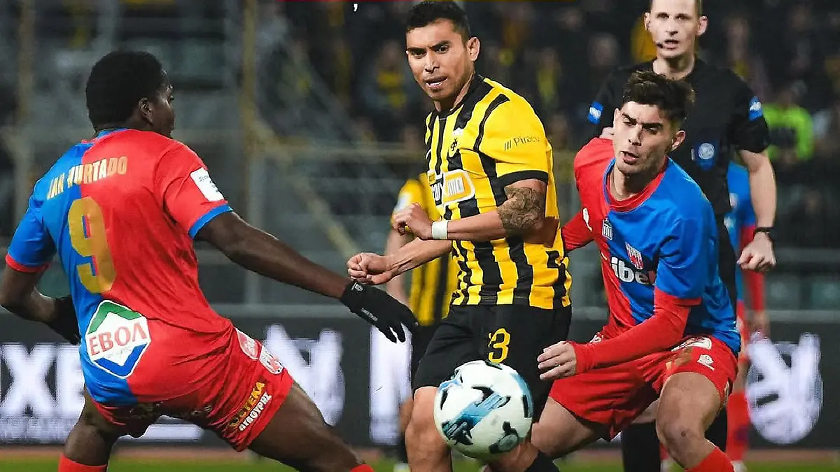 Orbelín Pineda y AEK Athenas empatan