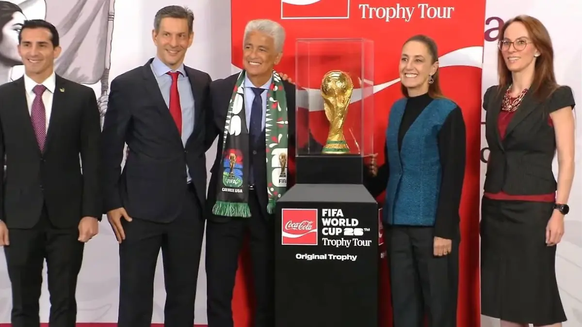 Claudia sheinbaum recibe el trofeo de la Copa del Mundo