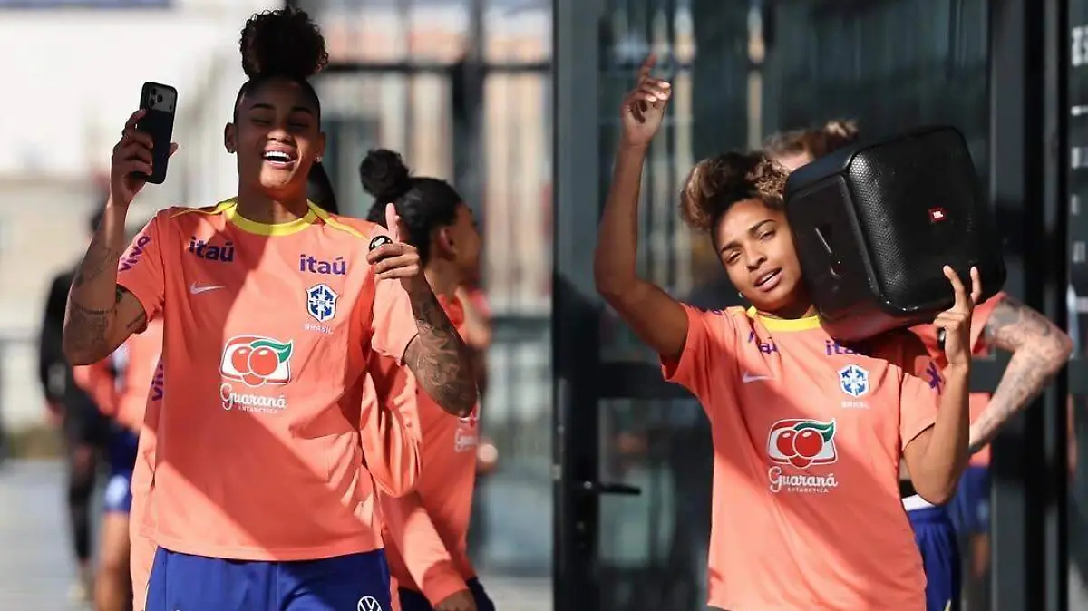 Elas têm energia de criança que sentava no fundo do ônibus durante o passeio escolar. Eu amo iss