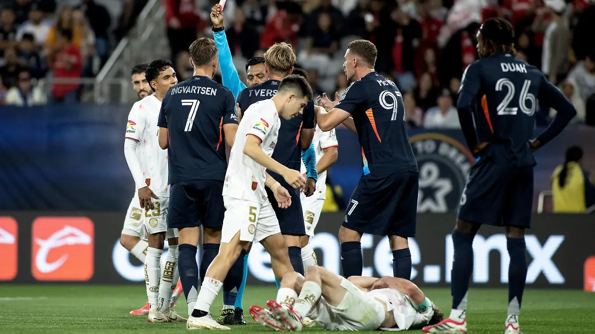 Marcel Ruíz sale lesionado